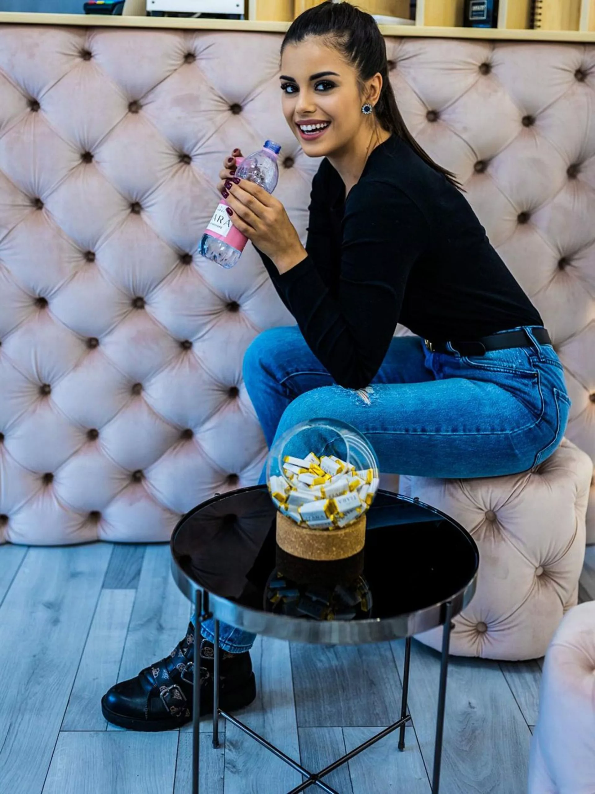 Beliani Mesa Auxiliar De Vidrio Templado/metal Negro/plateado ⌀ 40 Cm LUCEA 5 Beliani Mesa Auxiliar De Vidrio Templado/metal Negro/plateado ⌀ 40 Cm LUCEA - Imagen 3